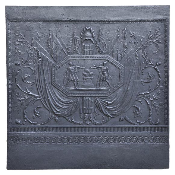 Grande plaque de cheminée ancienne en fonte inspirée du Serment des Horaces de David, première moitié du XIXème siècle-0