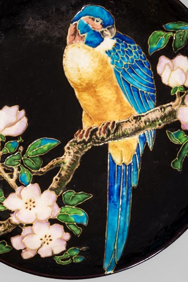 MANUFACTURE JULES VIEILLARD & CIE - Plat en céramique émaillée à décor cloisonné d'un perroquet-1