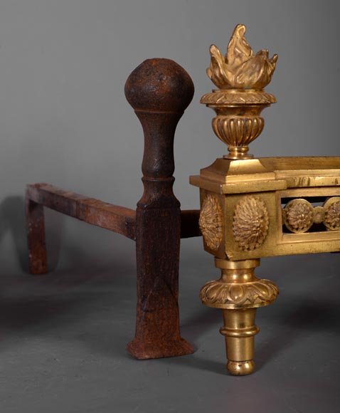 BOUHON Frères - Paire de chenets de style Louis XVI aux putti-7