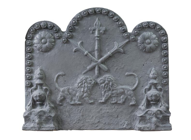 Plaque de cheminée ancienne aux lions affrontés et aux pots à feu, XVIIème siècle-0