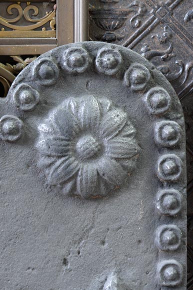 Plaque de cheminée ancienne aux lions affrontés et aux pots à feu, XVIIème siècle-5