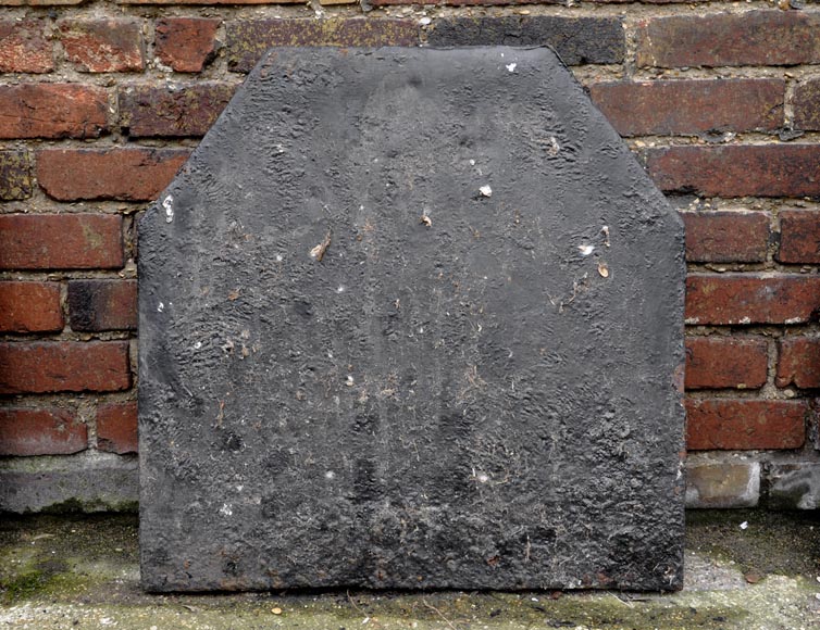 Plaque de cheminée ancienne datée 1693 au putto ailé tenant une torche-4