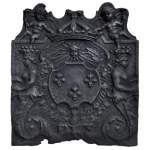 Plaque de cheminée ancienne aux armes de France et au riche décor avec Cupidons, XVIIème siècle