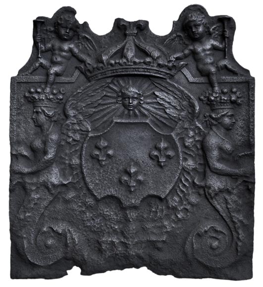 Plaque de cheminée ancienne aux armes de France et au riche décor avec Cupidons, XVIIème siècle-0