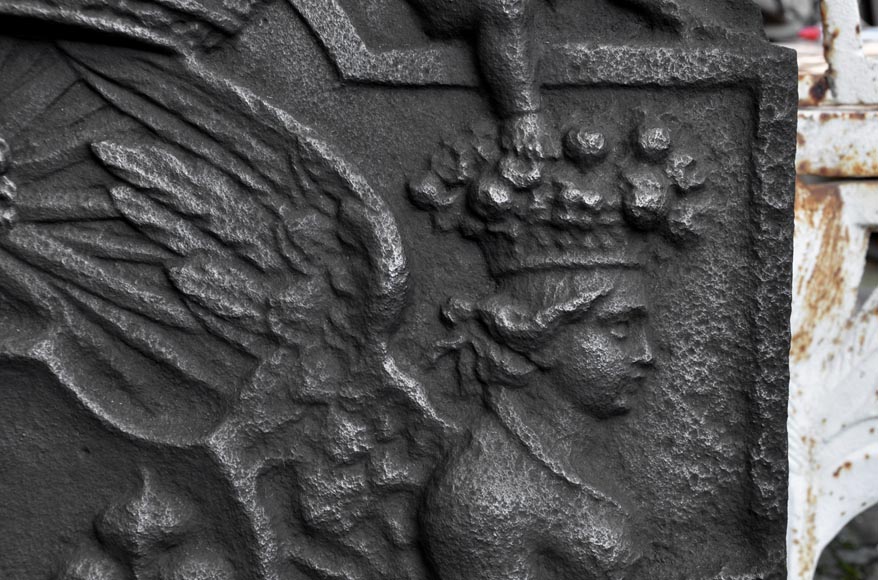 Plaque de cheminée ancienne aux armes de France et au riche décor avec Cupidons, XVIIème siècle-7