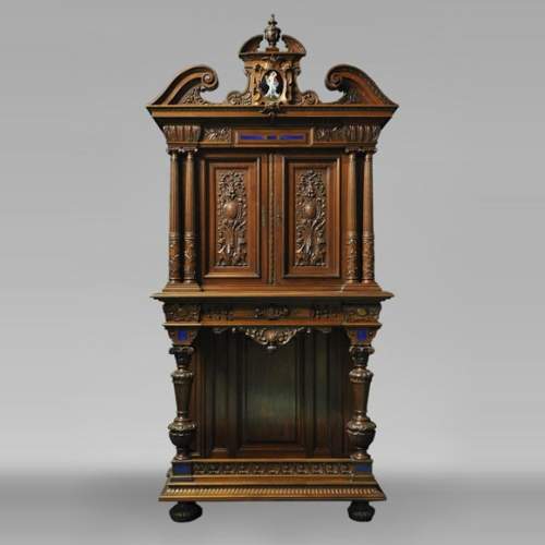Cabinet à deux corps, de style Néo-Renaissance, en noyer sculpté avec incrustations d'émail et de lapis-lazuli
