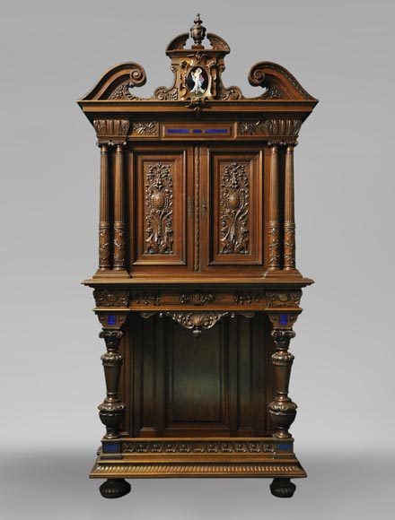 Cabinet à deux corps, de style Néo-Renaissance, en noyer sculpté avec incrustations d'émail et de lapis-lazuli-0
