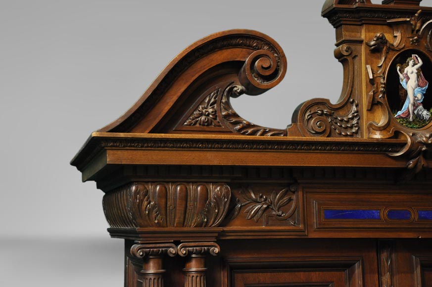 Cabinet à deux corps, de style Néo-Renaissance, en noyer sculpté avec incrustations d'émail et de lapis-lazuli-2