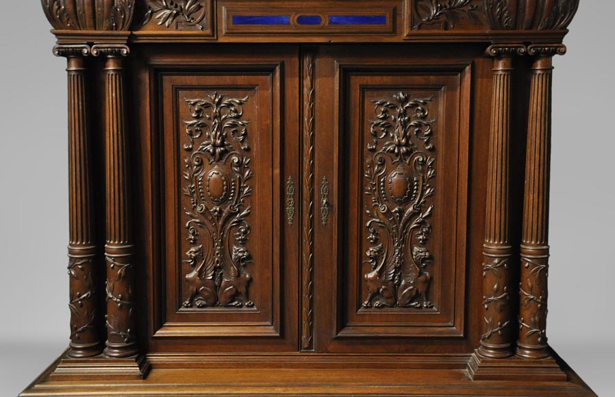 Cabinet à deux corps, de style Néo-Renaissance, en noyer sculpté avec incrustations d'émail et de lapis-lazuli-3