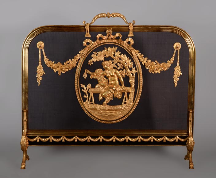 Beau pare-étincelles ancien en bronze doré de style Napoléon III à décor de Satyresse et son enfant-0