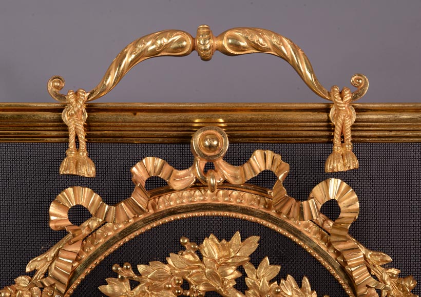Beau pare-étincelles ancien en bronze doré de style Napoléon III à décor de Satyresse et son enfant-2
