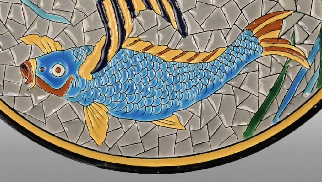 Manufacture J. VIEILLARD & CIE, Un rare plat à décor de carpes Koï de style japonisant -3