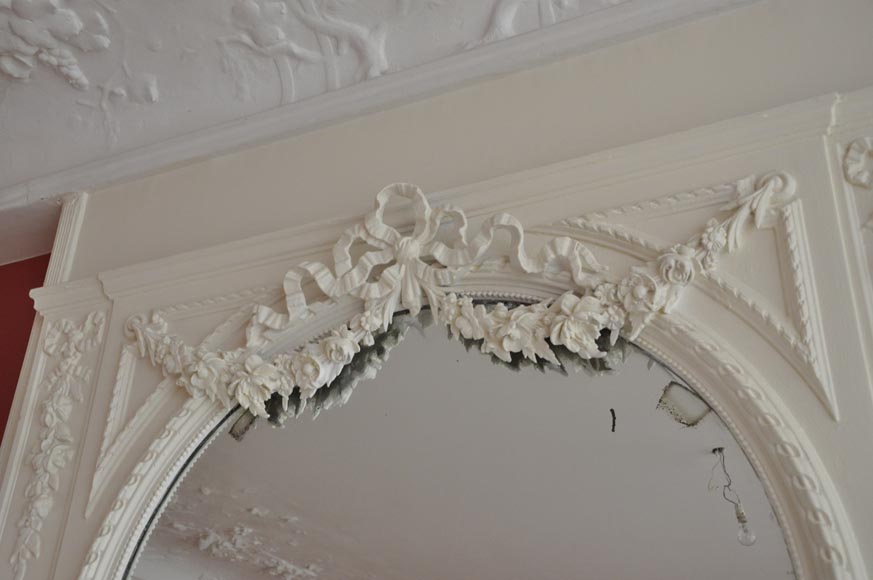 Trumeau ancien de style Louis XVI blanc aux guirlandes de fleurs et au noeud-2