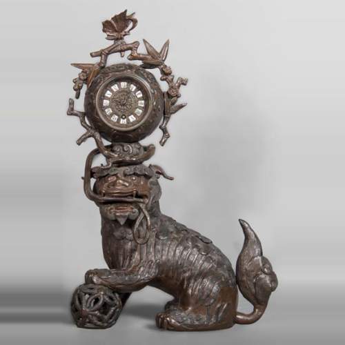 Pendule chinoisante à décor de chien de Fô