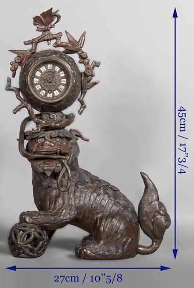 Pendule chinoisante à décor de chien de Fô-11