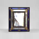 Très beau miroir biseauté à parcloses en bronze doré et au verre bleu 