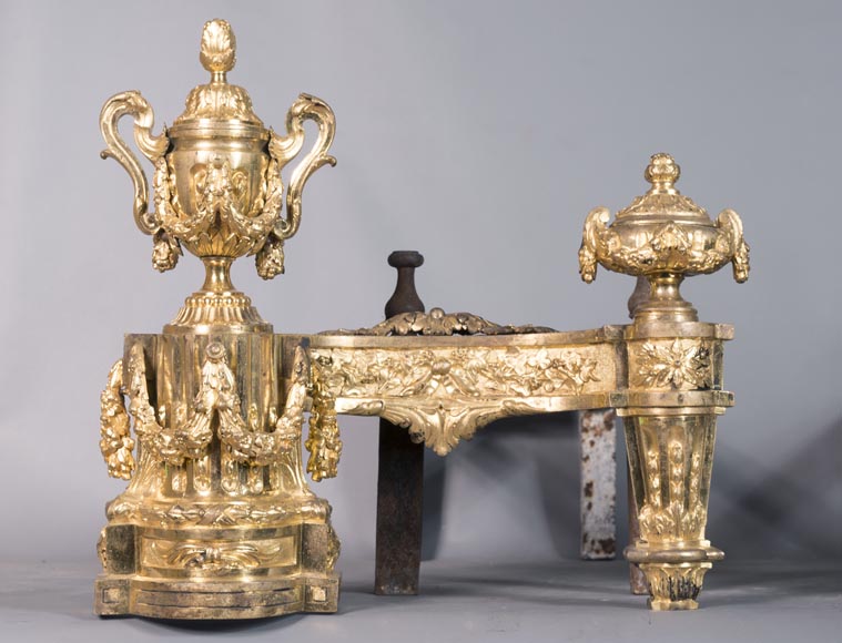 Belle paire de chenets anciens de style Louis XVI en bronze doré du XIXe siècle à décor de vases et de guirlandes de fleurs-2