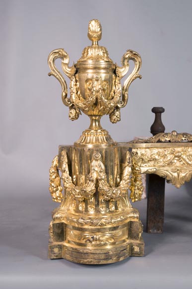 Belle paire de chenets anciens de style Louis XVI en bronze doré du XIXe siècle à décor de vases et de guirlandes de fleurs-3