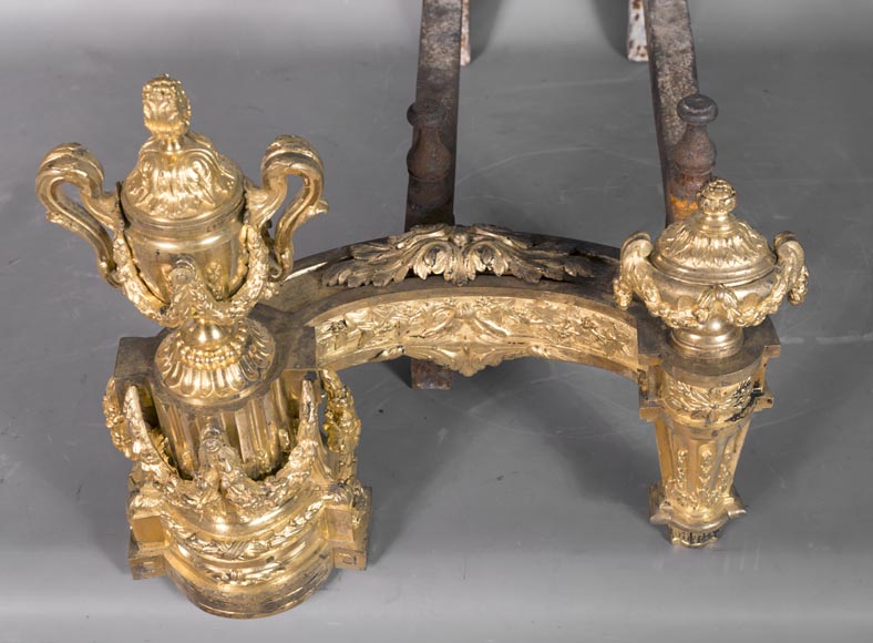 Belle paire de chenets anciens de style Louis XVI en bronze doré du XIXe siècle à décor de vases et de guirlandes de fleurs-5