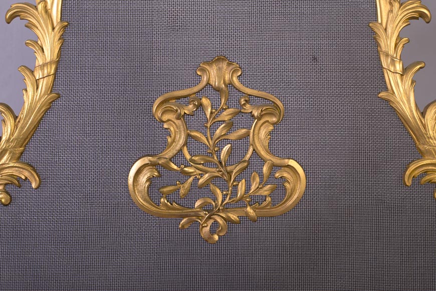 Beau pare-étincelles ancien de style Louis XV au décor en bronze doré et aux branches d'olivier-1