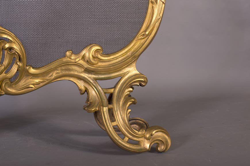 Beau pare-étincelles ancien de style Louis XV au décor en bronze doré et aux branches d'olivier-4