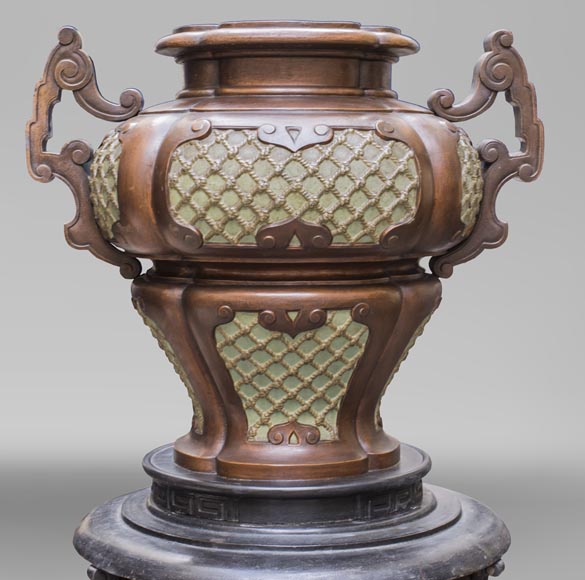 Fonderie Capitain-Gény, Vase cache pot en fonte à patine bronze sur trépied, vers 1892-2