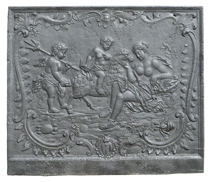 Plaque de cheminée de style louis XV représentant Aphrodite Pandemos-0