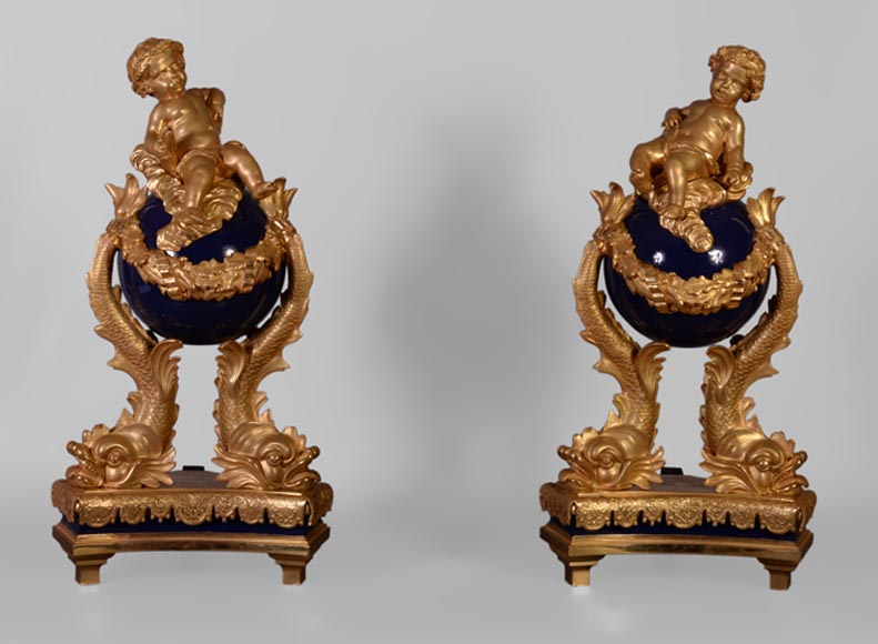 Exceptionnelle paire de chenets de style Napoléon III aux putti en bronze doré et en bronze laqué bleu-0