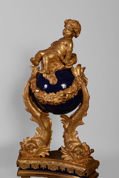 Exceptionnelle paire de chenets de style Napoléon III aux putti en bronze doré et en bronze laqué bleu-6
