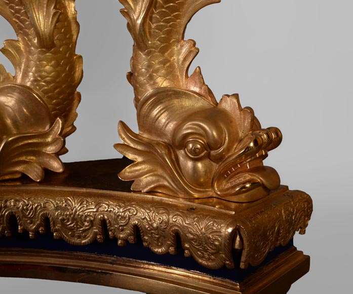 Exceptionnelle paire de chenets de style Napoléon III aux putti en bronze doré et en bronze laqué bleu-8