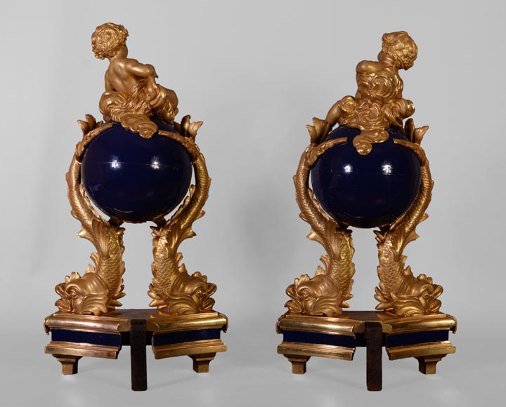 Exceptionnelle paire de chenets de style Napoléon III aux putti en bronze doré et en bronze laqué bleu-9