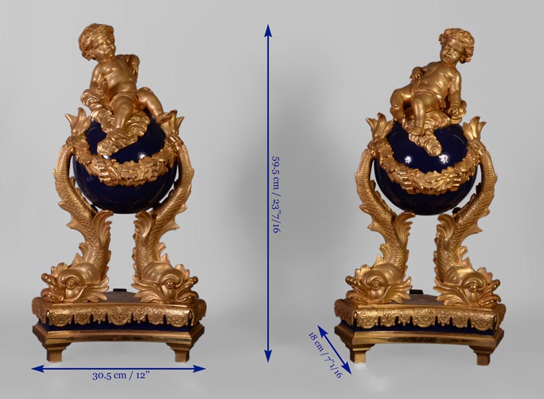 Exceptionnelle paire de chenets de style Napoléon III aux putti en bronze doré et en bronze laqué bleu-10