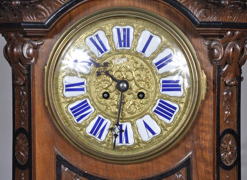 MAZAROV (attribué à), Pendule cartel en noyer sculpté de style Néo-Renaissance-5