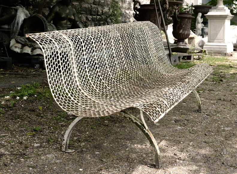 Ancien banc de jardin blanc à décor ajouré, années 1930-1