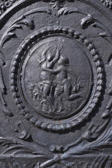 Daphné et Apollon, plaque de cheminée ancienne de style Louis XVI au décor mythologique-1