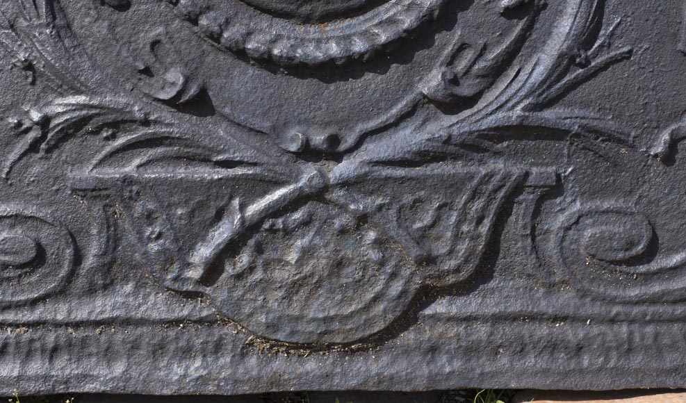 Daphné et Apollon, plaque de cheminée ancienne de style Louis XVI au décor mythologique-4