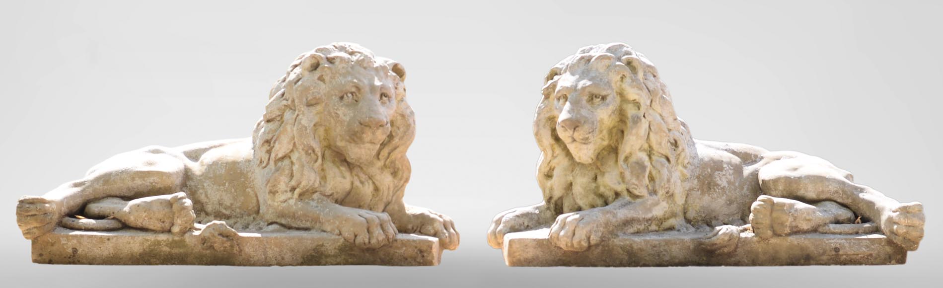 Importante paire de statues aux lions majestueux en pierre composite