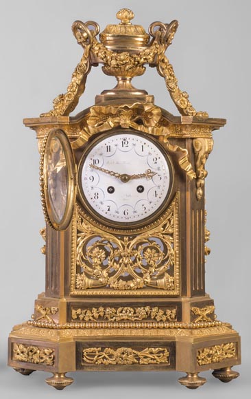 Pendule de style Napoléon III en bronze doré à décor perlé-1