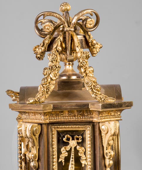 Pendule de style Napoléon III en bronze doré à décor perlé-7