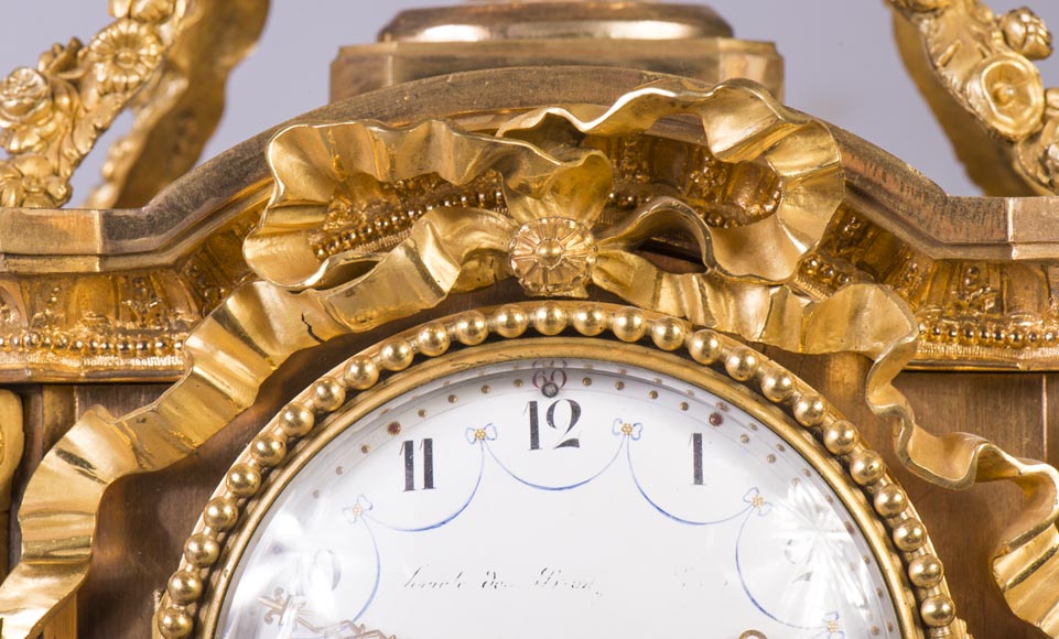 Pendule de style Napoléon III en bronze doré à décor perlé-8