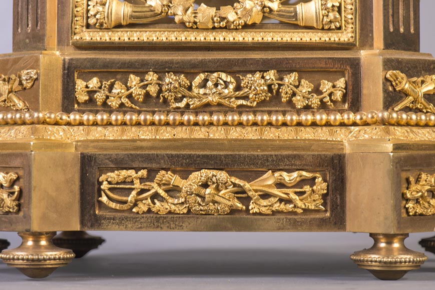 Pendule de style Napoléon III en bronze doré à décor perlé-9