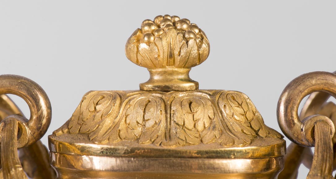 Pendule de style Napoléon III en bronze doré à décor perlé-10