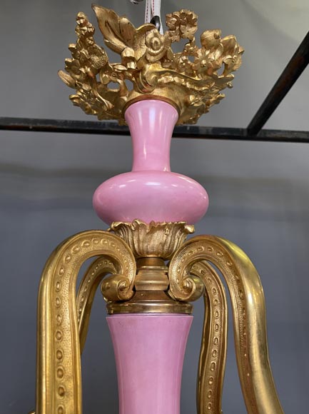 Paire de lustre datant du règne de Napoléon III en bronze doré et en porcelaine bleue et rose-2