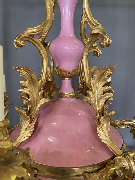 Paire de lustre datant du règne de Napoléon III en bronze doré et en porcelaine bleue et rose-3