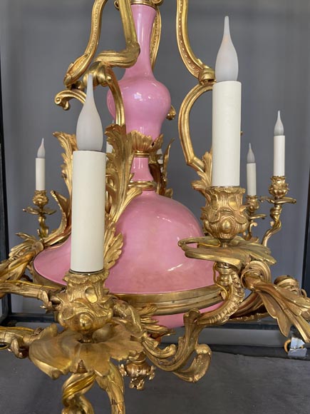 Paire de lustre datant du règne de Napoléon III en bronze doré et en porcelaine bleue et rose-4