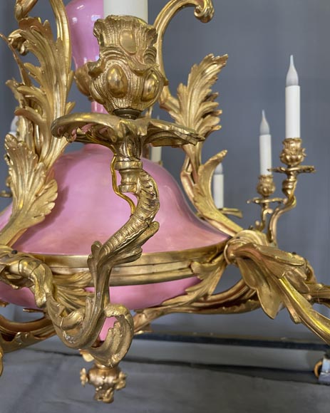 Paire de lustre datant du règne de Napoléon III en bronze doré et en porcelaine bleue et rose-5