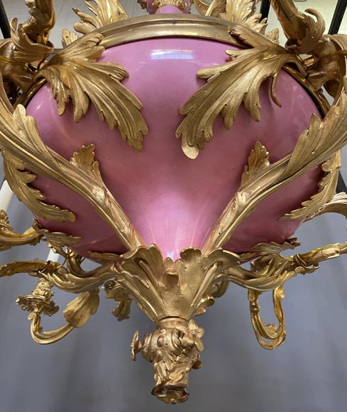 Paire de lustre datant du règne de Napoléon III en bronze doré et en porcelaine bleue et rose-6