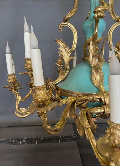 Paire de lustre datant du règne de Napoléon III en bronze doré et en porcelaine bleue et rose-9