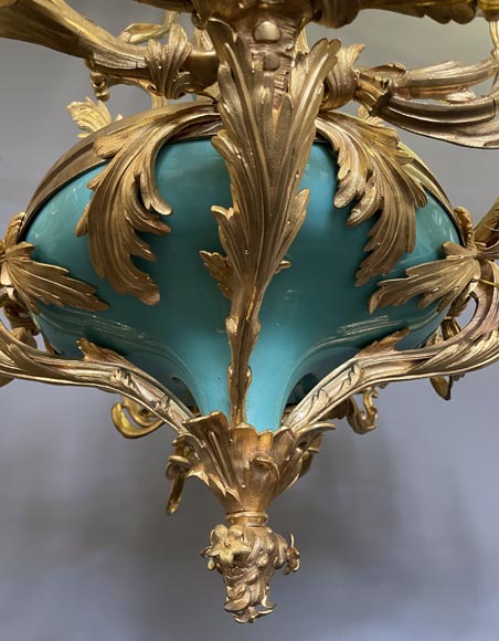 Paire de lustre datant du règne de Napoléon III en bronze doré et en porcelaine bleue et rose-10