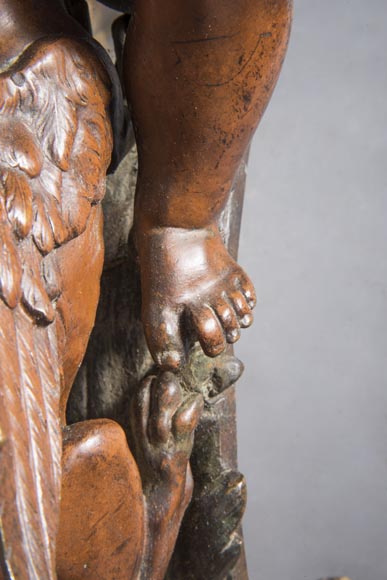 Paire de chenets aux putti et chimères, en bronze à deux patines-7